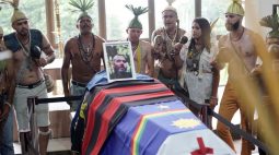 Corpo de Bruno Pereira é velado e cremado em cerimônia com despedida indígena