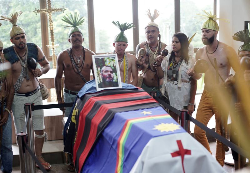 Corpo de Bruno Pereira é velado e cremado em cerimônia com despedida indígena