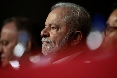 Lula lidera com 44% e Bolsonaro soma 32%; vantagem numérica do petista diminui, mostra pesquisa Genial/Quaest
