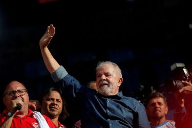 Lula lança pré-candidatura em busca de frente contra Bolsonaro