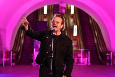 Vocalista do U2 faz show da ‘liberdade’ em metrô de Kiev