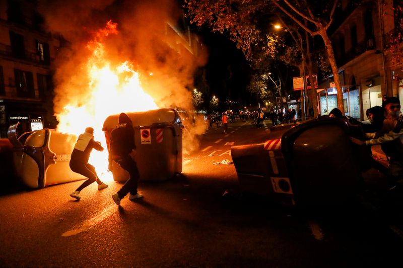 Manifestantes que negam existência da Covid-19 entram em choque com polícia em Barcelona