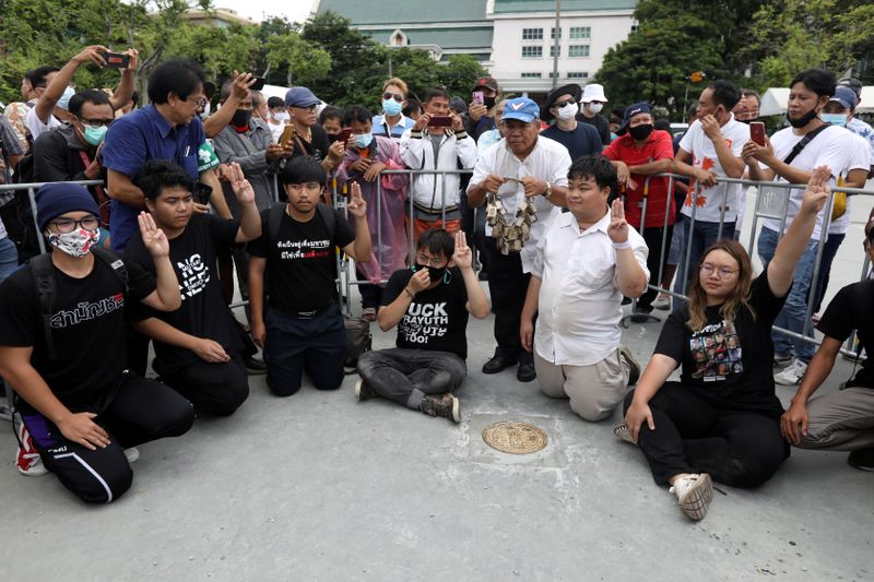 Manifestações contra monarquia ganham força na Tailândia