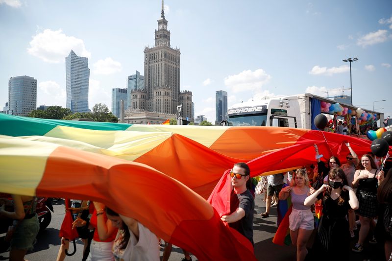 UE alerta que regiões polonesas que se declaram “livres de LGBT” podem perder recursos