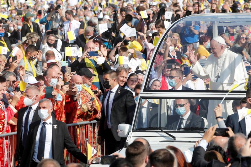Não explorem a religião na política, pede papa em visita à Eslováquia
