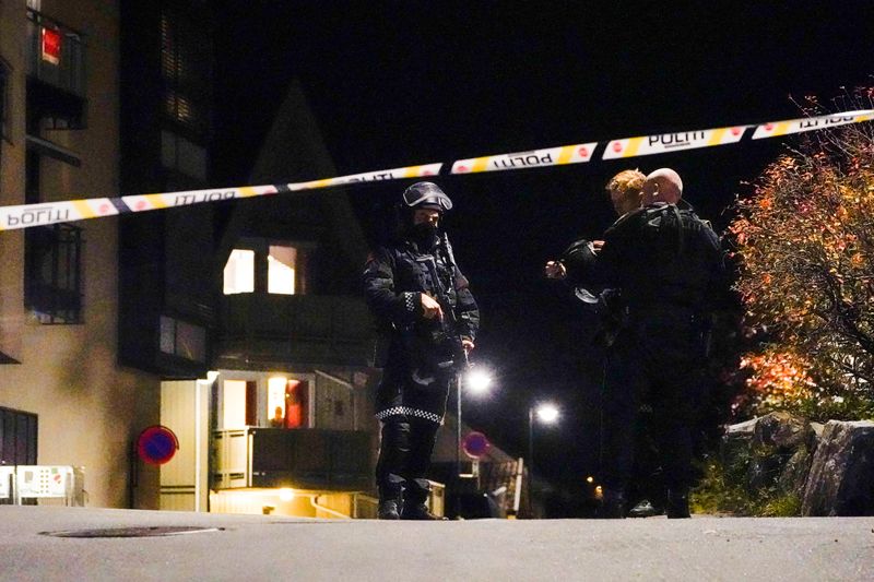 Suspeito de ataque com arco e flecha na Noruega é transferido para serviço de saúde