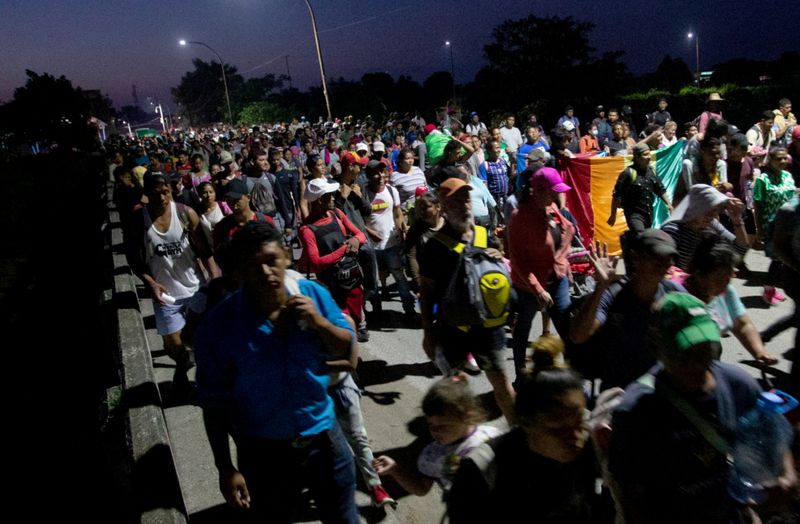 Caravana de centenas de imigrantes percorre o México rumo ao norte