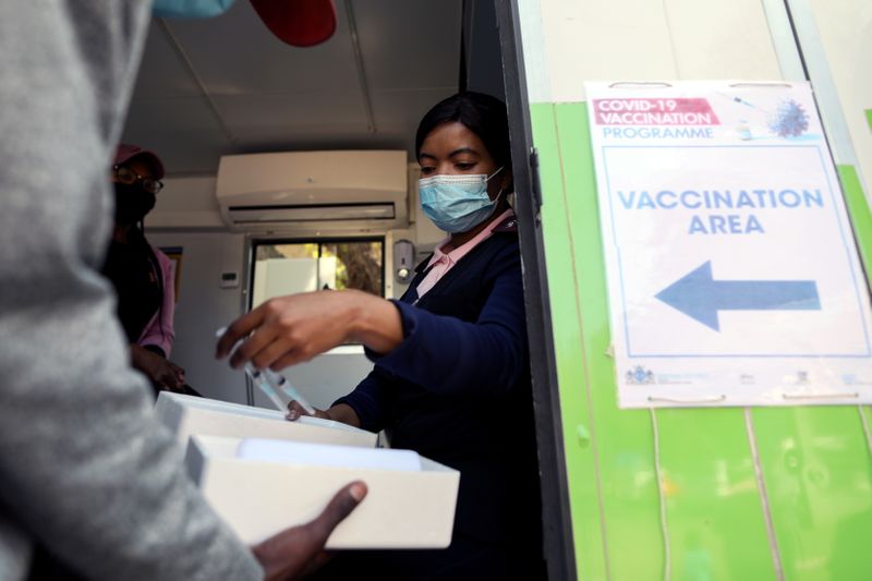 Só 5 países da África terão vacinado 40% da população até fim do ano, diz OMS