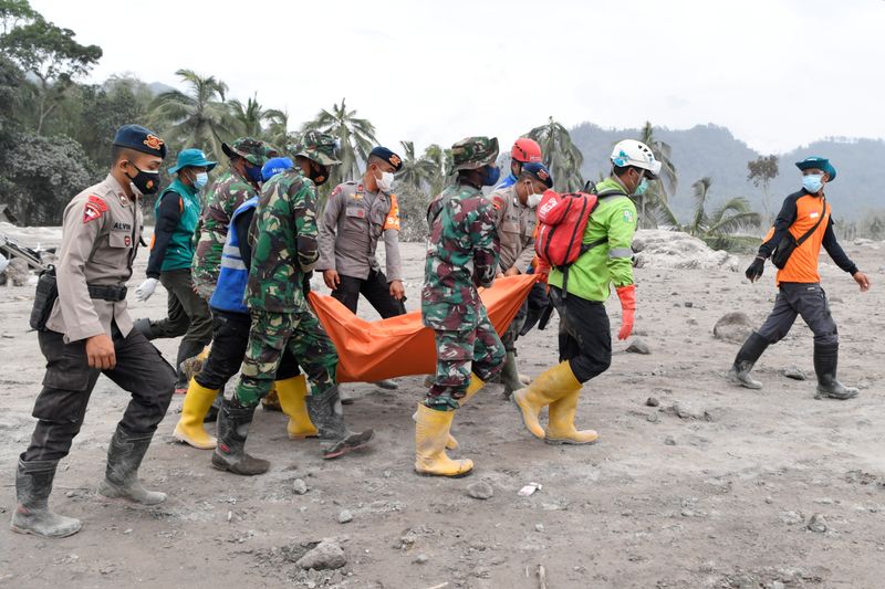 Vulcão da Indonésia retoma erupção e mortos chegam a 22