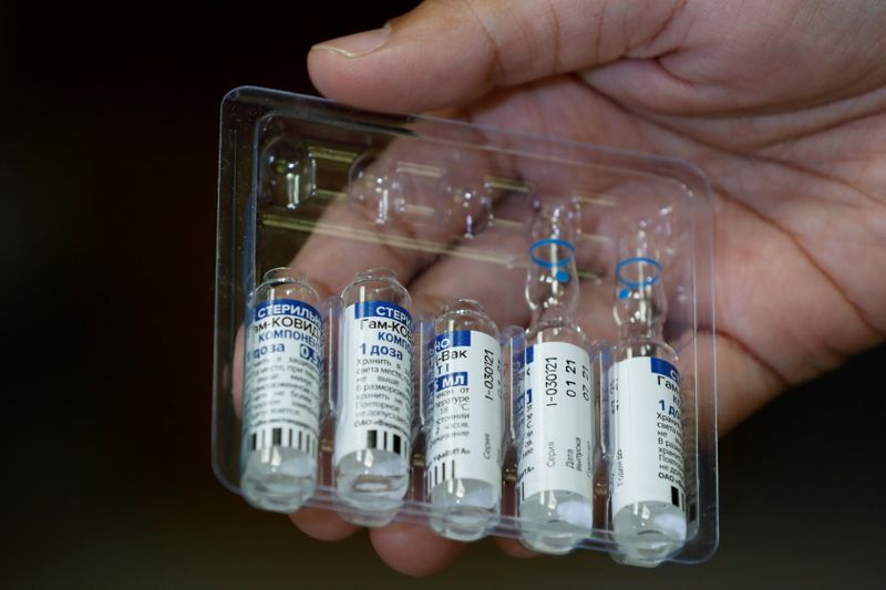 Rússia se recusa a aprovar testes com mistura de vacinas AstraZeneca e Sputnik V
