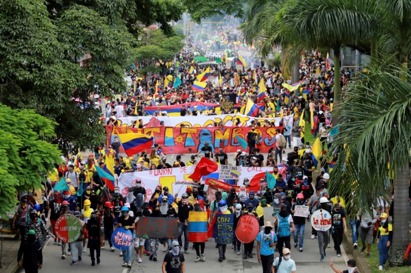 Líderes de protestos na Colômbia anunciam suspensão de manifestações