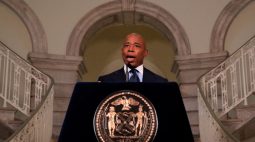 Prefeito de Nova York revela plano para acabar com violência armada