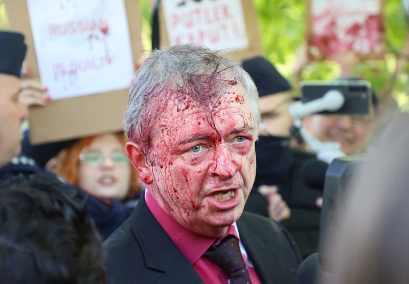 Manifestantes contra guerra jogam tinta vermelha em embaixador russo na Polônia